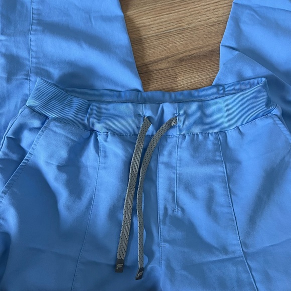 Fabletics scrub combo- three pocket top and joggers - Picture 4 of 4